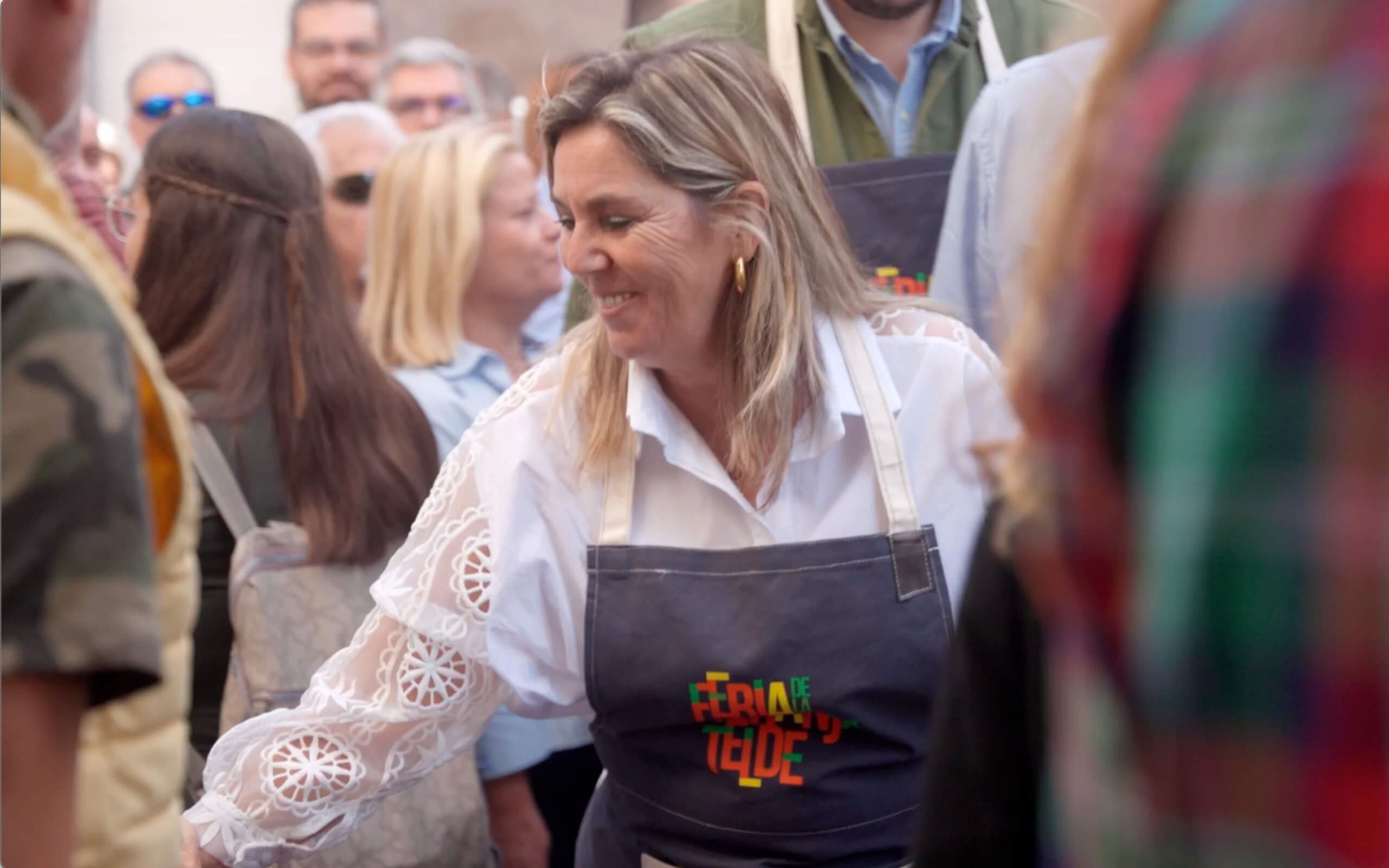 Concejala del Ayuntamiento de Telde saludando en la Feria de la Naranja