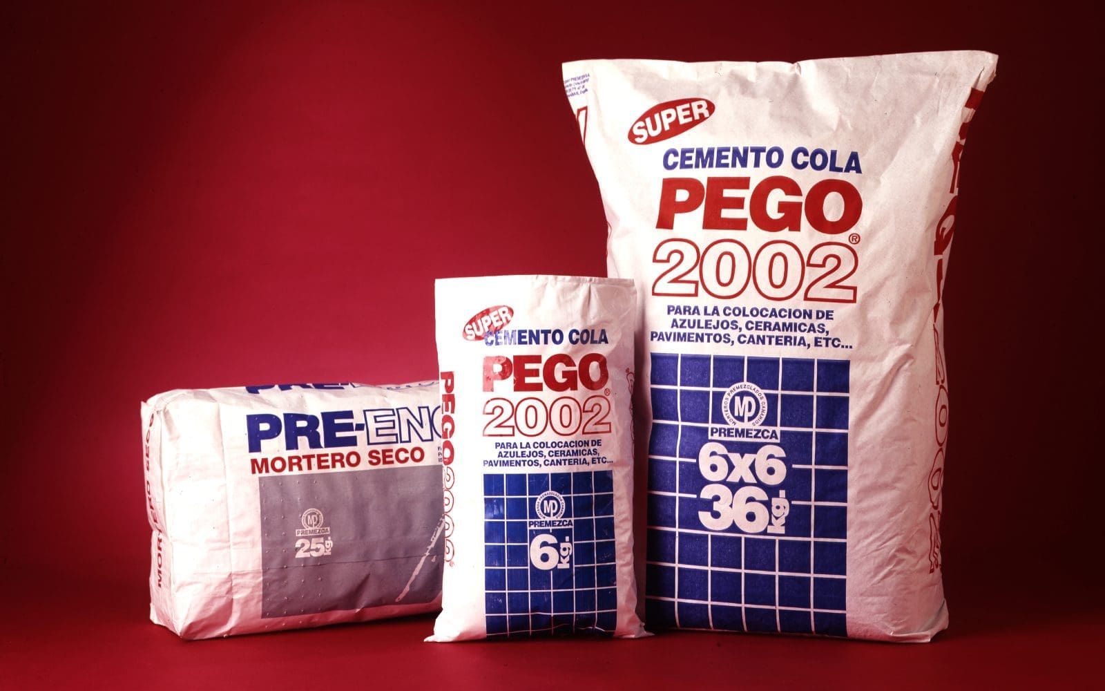 Envases industriales de diferentes formatos de mortero y cemento cola de la marca Pego2002 diseñado por nuestro equipo