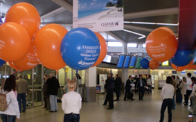 Acción promocional con globos gigantes con mensajes sobre Canarias en diferentes estaciones y aeropuertos de Alemania para el Patronato de Turismo de Canarias.