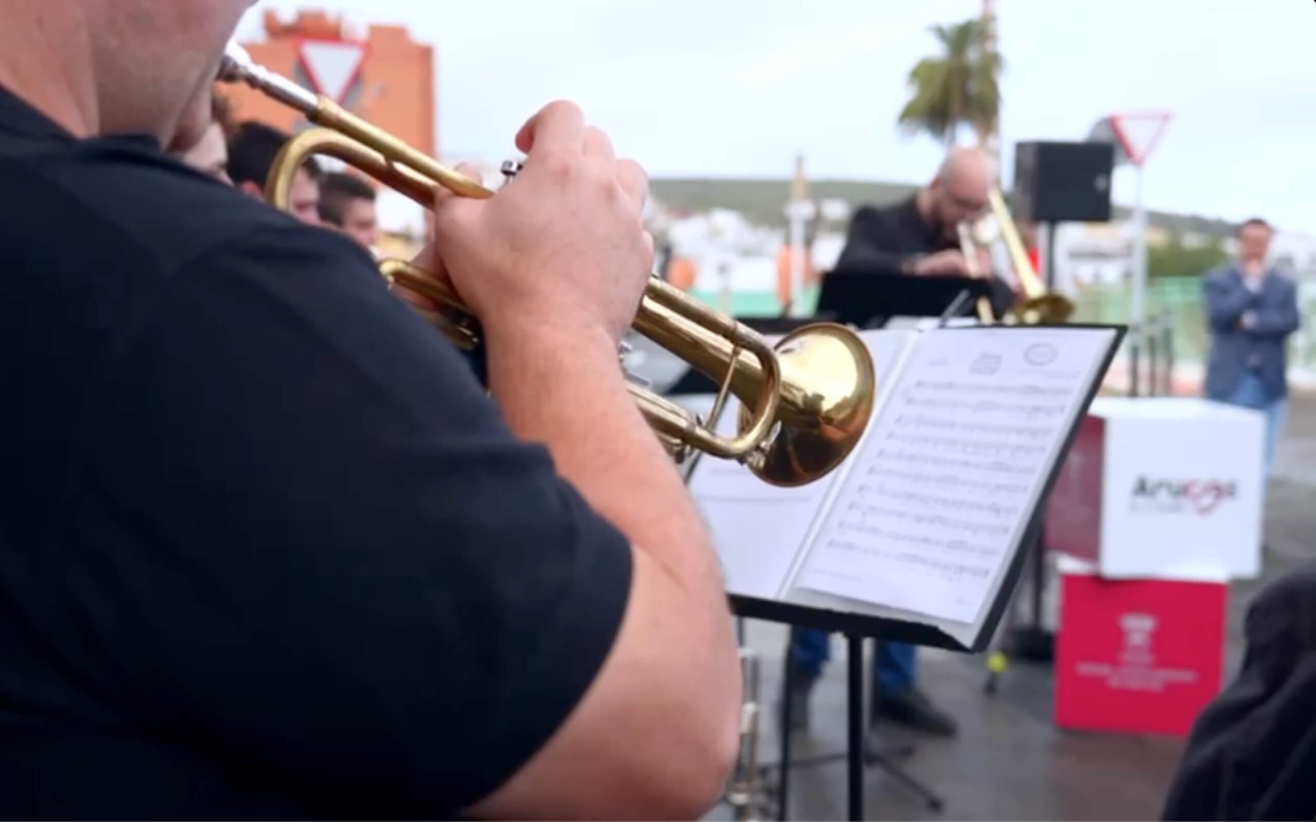 Banda de música tocando en la inauguración de la nueva calle peatonal de la Heredad en Arucas.