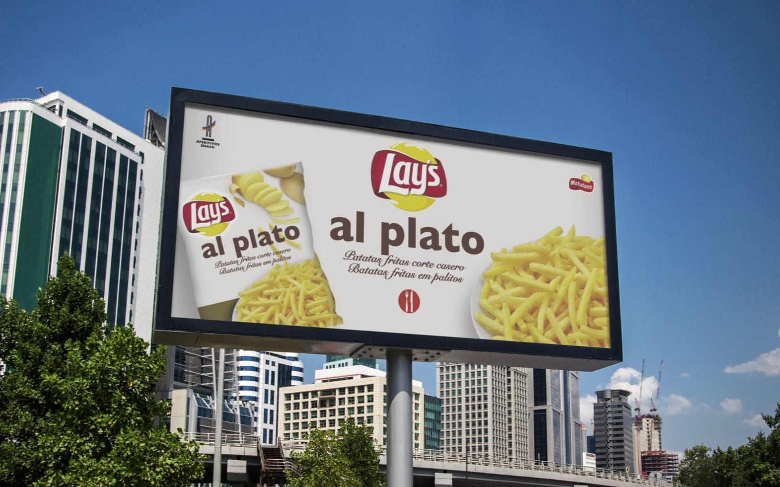 Valla exterior promoción de papas fritas de corte casero en bolsa de la firma Lay's