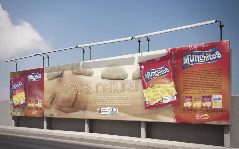 Valla exterior de grandes dimensiones promocionando los diferentes sabores de Munchitos.