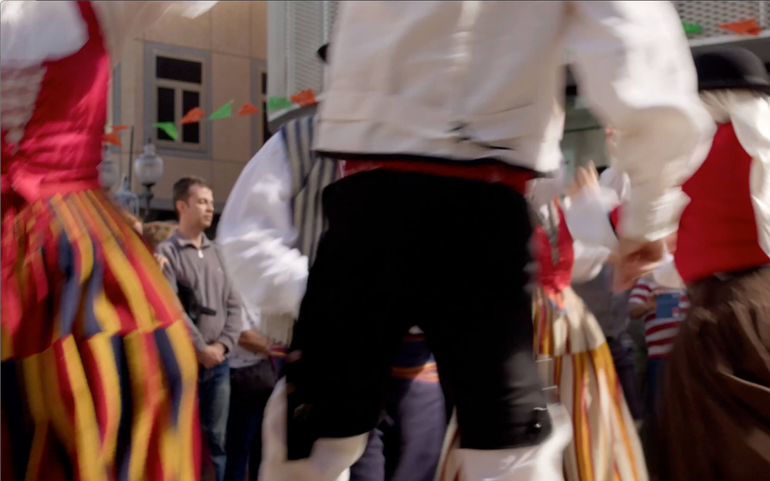 Personas con traje típico Canario bailando en la Feria de la Naranja de Telde 2023