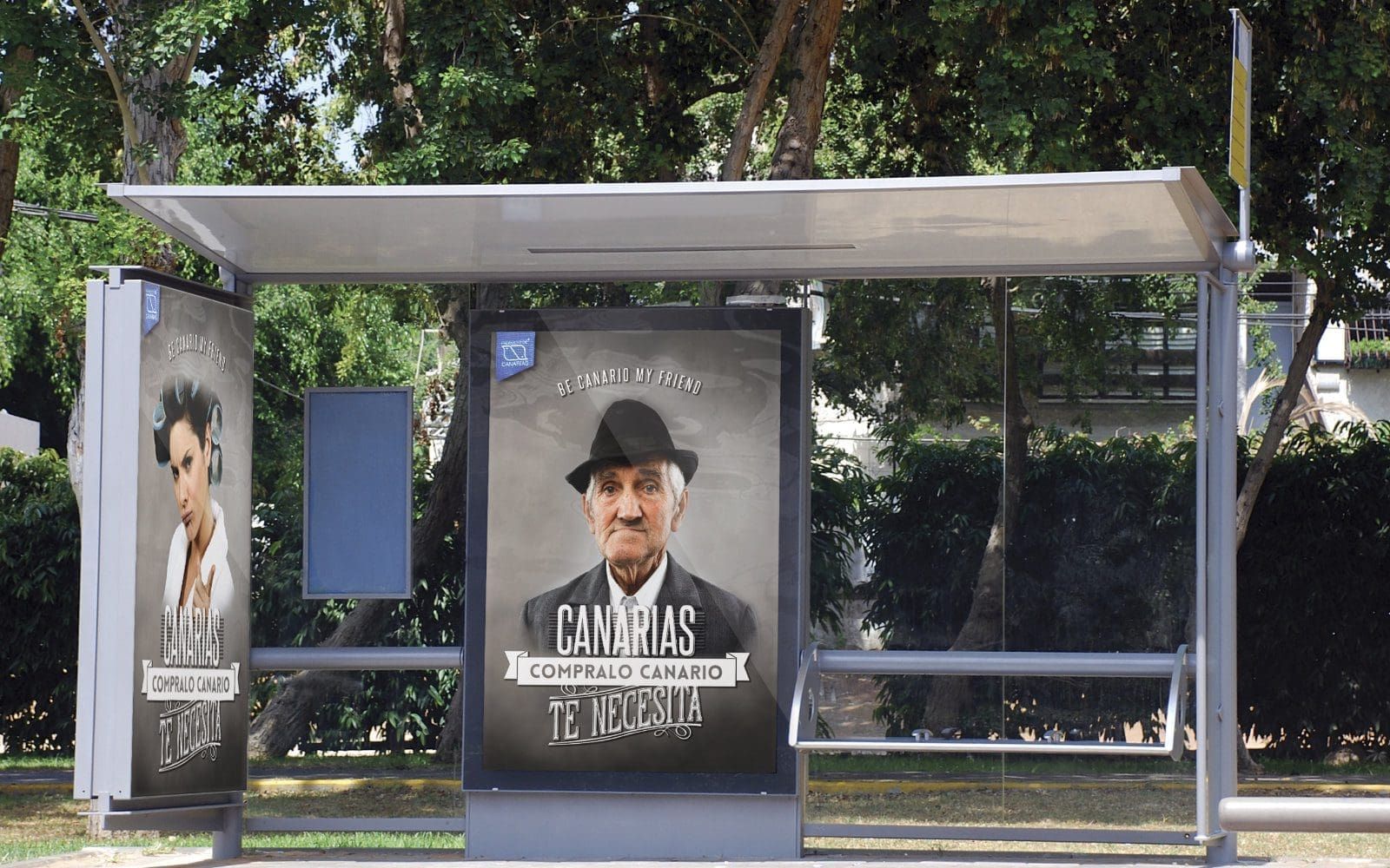 Parada de guagua con carteles de la campaña compralo Canario