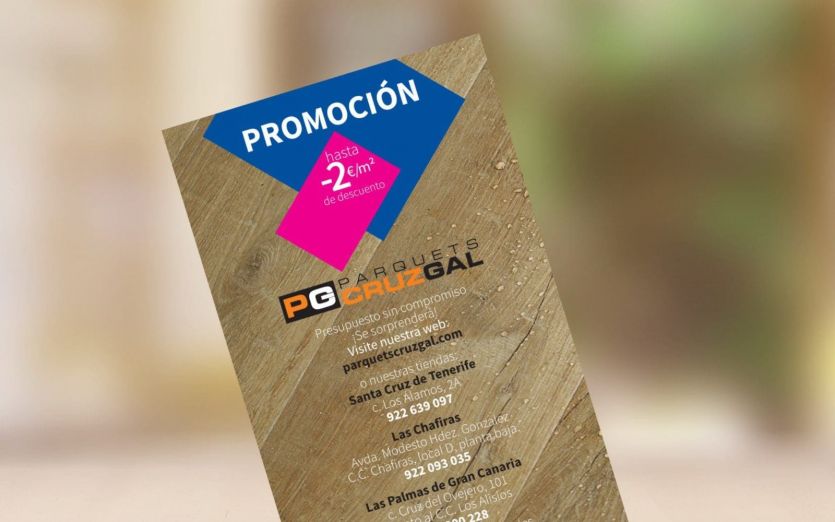 Portada díptico con las características de los suelos de parquets CruzGal y promoción descuento